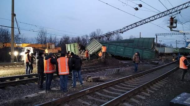 Авария под Днепром: вагоны поезда сошли с рельсов (ФОТО)