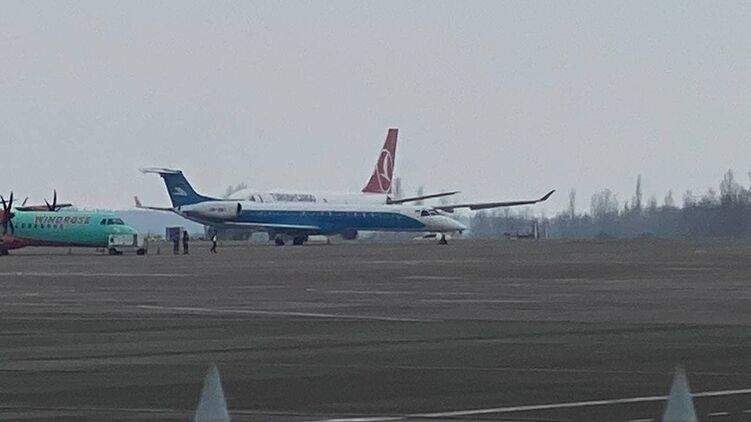 В Борисполе приземлился самолет с первой вакциной CoviShield