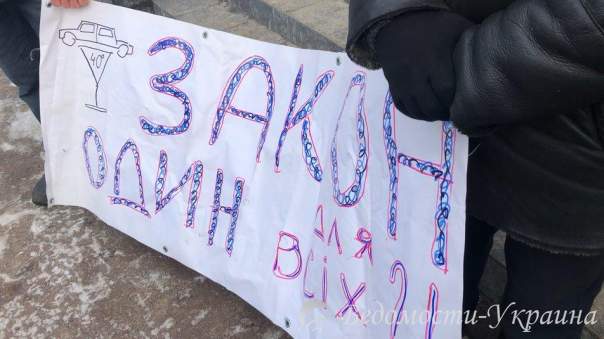 В Черниговской области жители пикетировали отделение полиции, чтобы ДТП с участием депутата на 