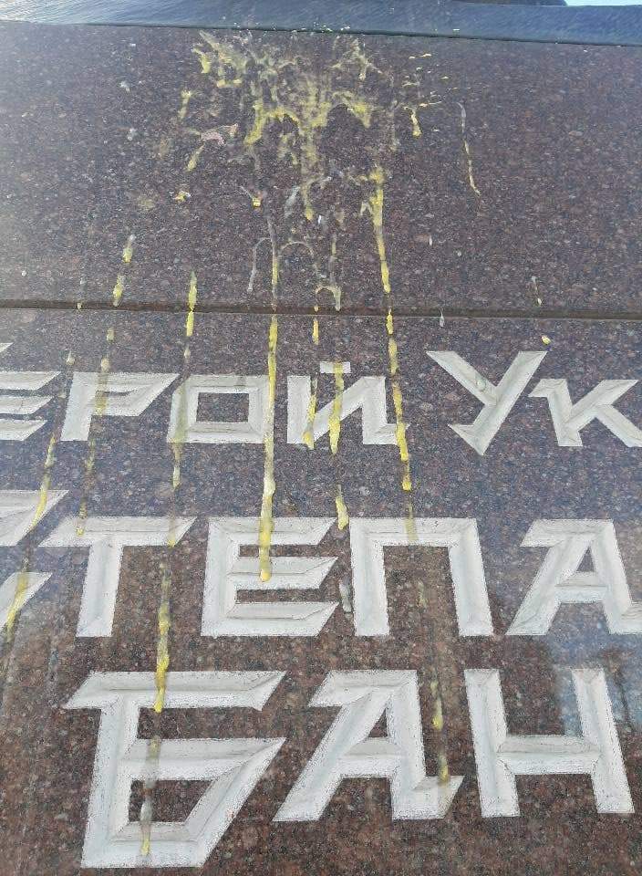 В Тернополе второй раз за неделю осквернили памятнику Степану Бандере