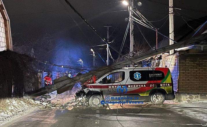 В Киеве скорая помощь въехала в электроопору