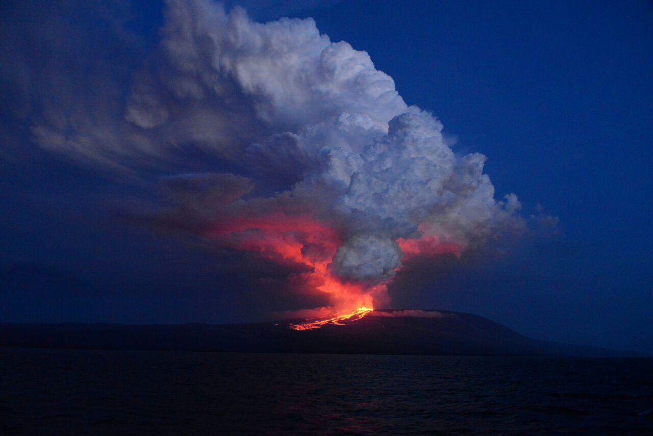 На Галапагосских островах происходит извержение вулкана