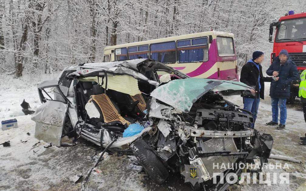 На Львовщине рейсовый автобус столкнулся с автомобилем