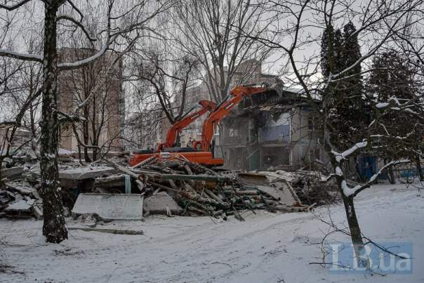 В Киеве снесли общежитие НАН, а люди остались на улице