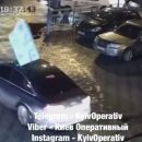 В Киеве из-за сильного ветра часть фасада здания упала на автомобиль