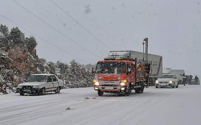 Анталию замело снегом: водителям приходится оставлять транспорт прямо на дороге